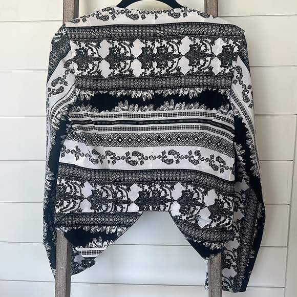 Bebe| Printed Asymmetrical Jacket - Picture 4 of 5